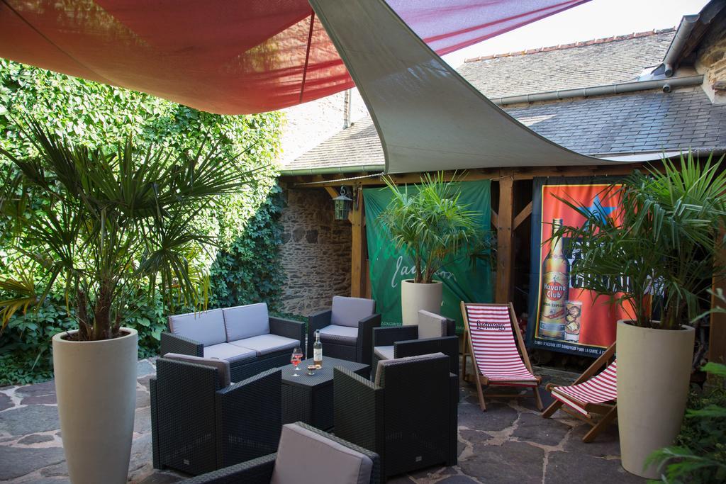 Le Cafe Du Village - Bar A Cocktails & A Ambiance Loheac Bagian luar foto